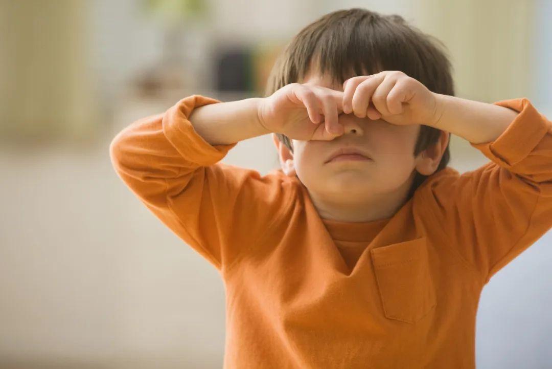 孩子频繁揉眼、眨眼，可能是这种眼病找上门！